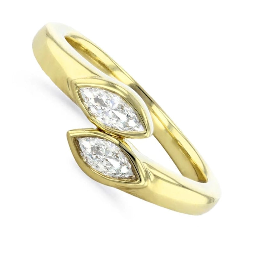 Cross-over Single Natural Diamond Marquise Ring in 18kt Yellow gold