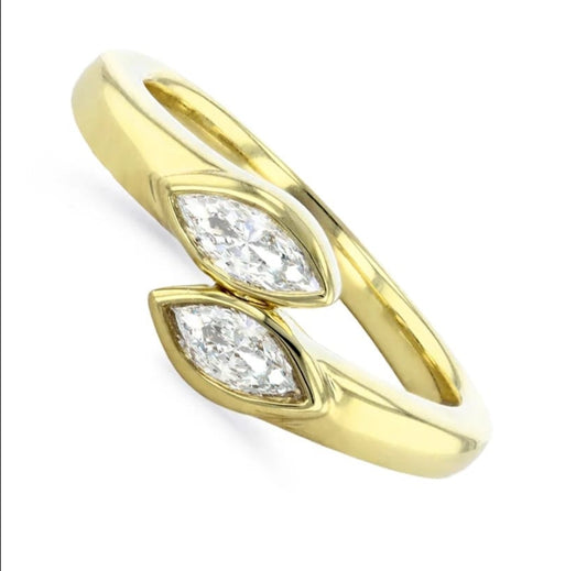 Cross-over Single Natural Diamond Marquise Ring in 18kt Yellow gold